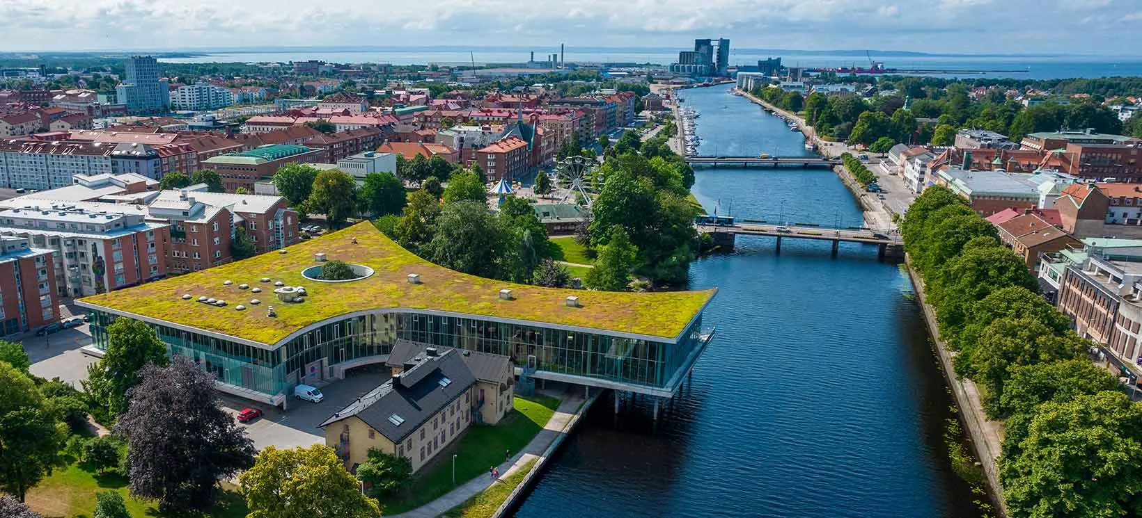 Stadsvy-med-biblioteket-dronarvy