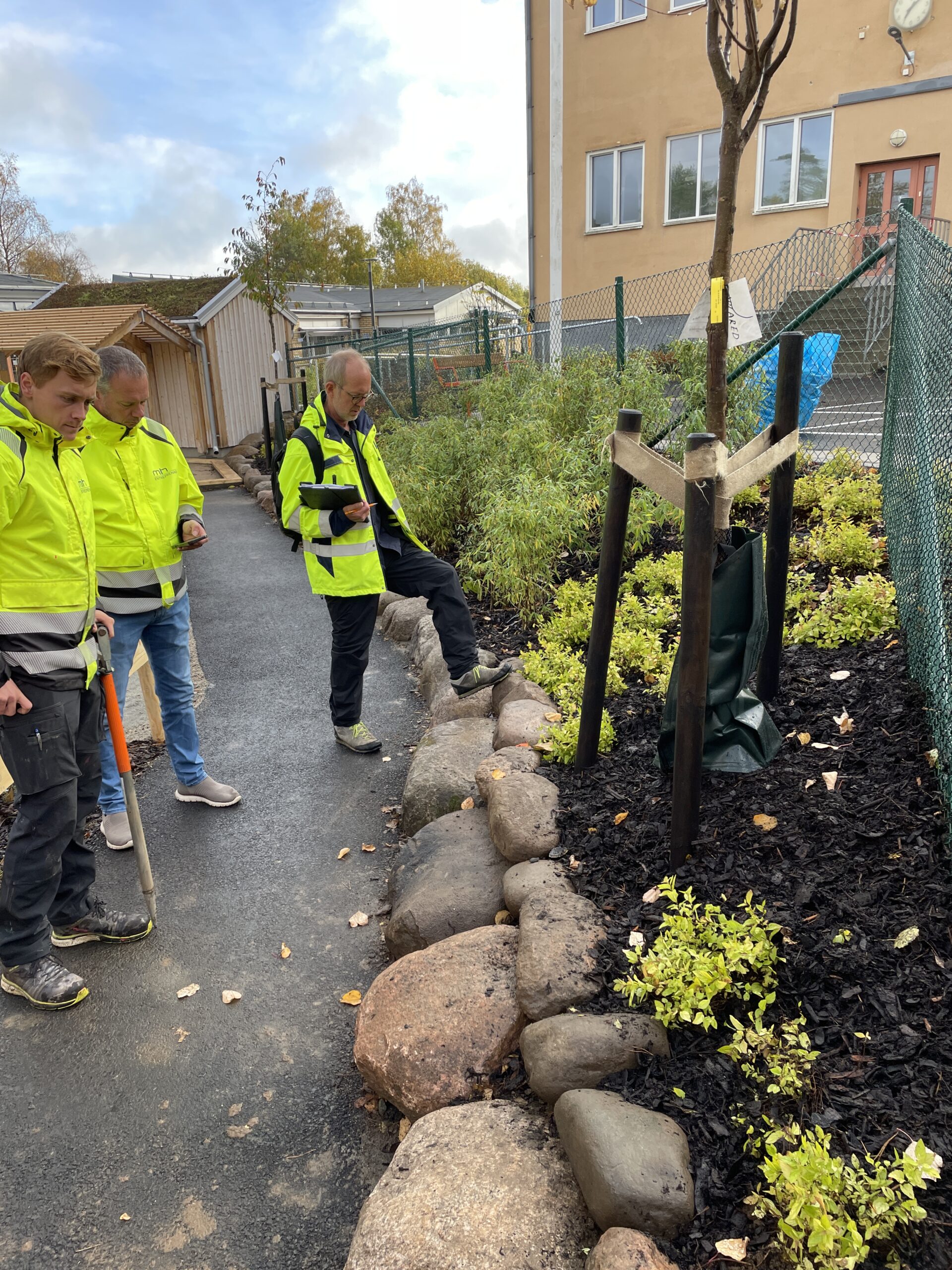 IMG_0973_Bosse inspekterar